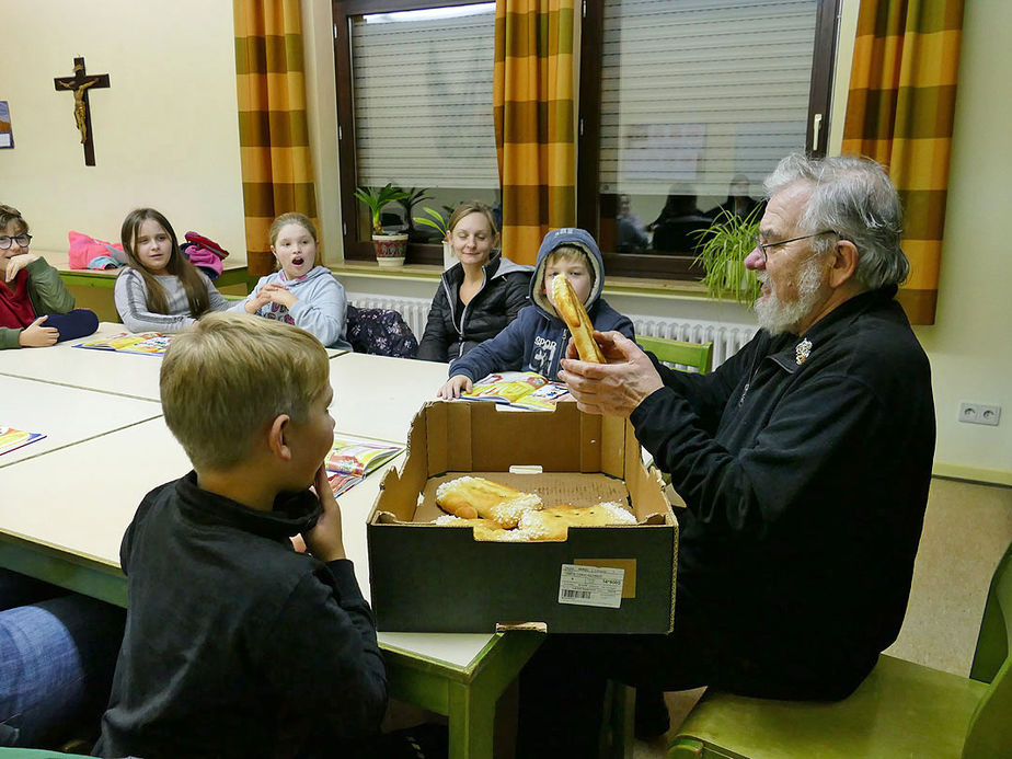 Symbolische Mantelteilung mit den Kommunionkindern (Foto: Karl-Franz Thiede)